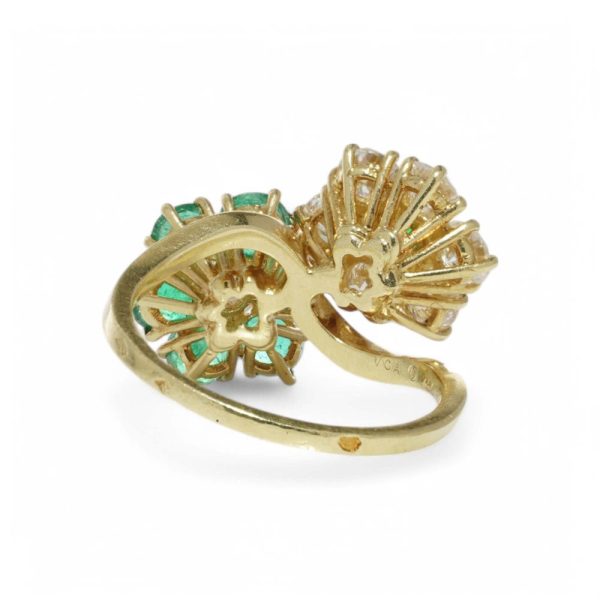 Van Cleef & Arpels diamond and emerald ring in gold.