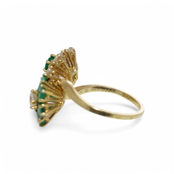 Van Cleef & Arpels diamond and emerald ring in gold.