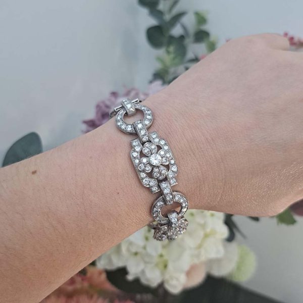 Art Deco French Diamond Bracelet in Platinum, floral motifs within geometric design, set with 20.80 carats of old brilliant-cut diamonds. Circa 1925