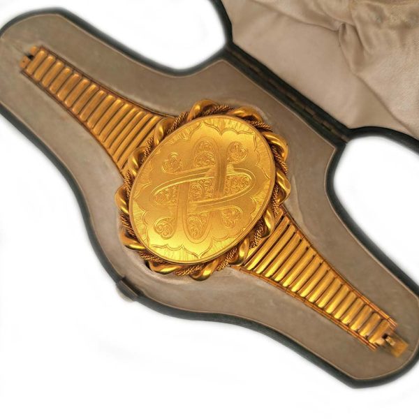 Antique Gold Locket Bracelet with Fitted Box, stunning 18ct high carat gold bracelet with central large oval locket compartment articulated links move seamlessly around the wearers' wrist. Comes in original antique fitted box