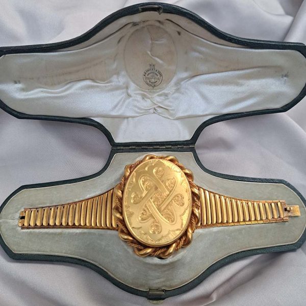 Antique Gold Locket Bracelet with Fitted Box, stunning 18ct high carat gold bracelet with central large oval locket compartment articulated links move seamlessly around the wearers' wrist. Comes in original antique fitted box