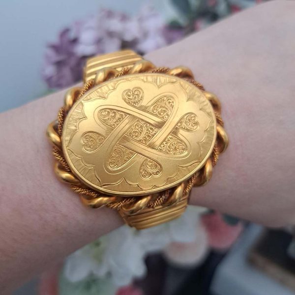 Antique Gold Locket Bracelet with Fitted Box, stunning 18ct high carat gold bracelet with central large oval locket compartment articulated links move seamlessly around the wearers' wrist. Comes in original antique fitted box