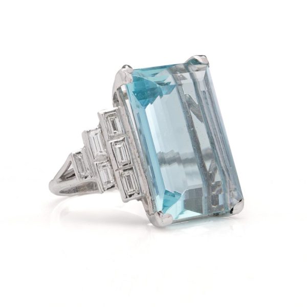Aquamarine and diamond ring in white gold.