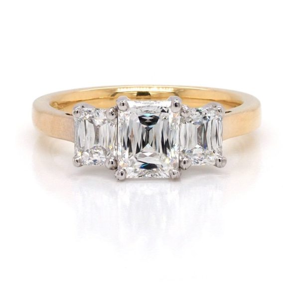 Diamond three stone ring in yellow gold.