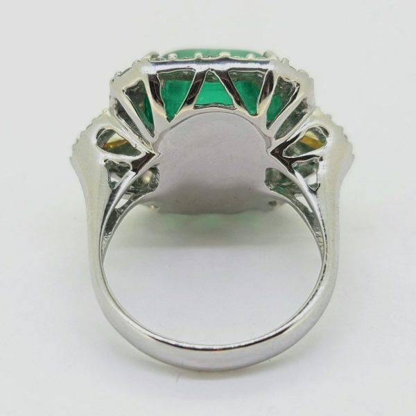 Certified 9.42ct Sugarloaf Colombian Emerald and Diamond Cluster Cocktail Ring, sugarloaf-cut Colombian emerald flanked by pear-cut fancy yellow diamonds within border of sparkling white diamonds in 18ct white gold