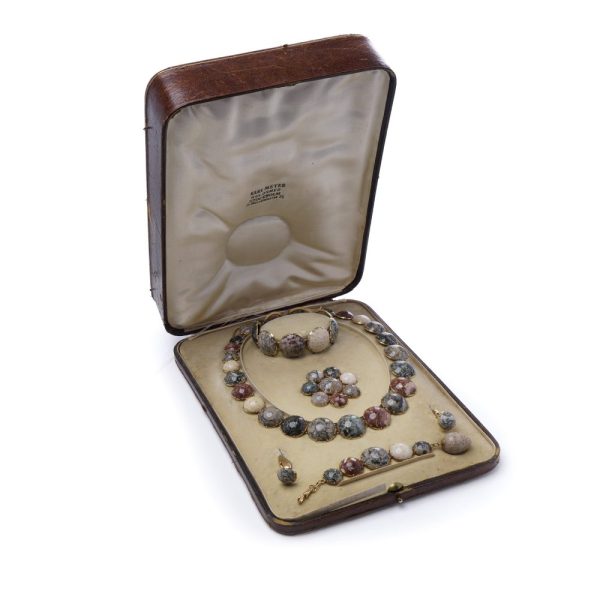 Swedish jewellery set with gemstones in gold.