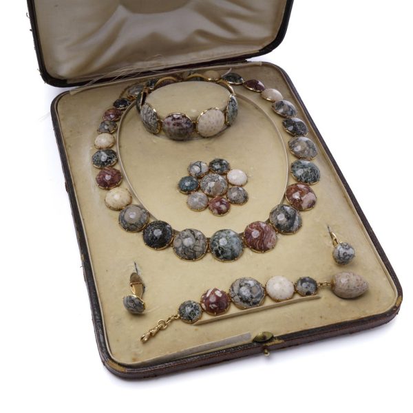 Swedish jewellery set with gemstones in gold.