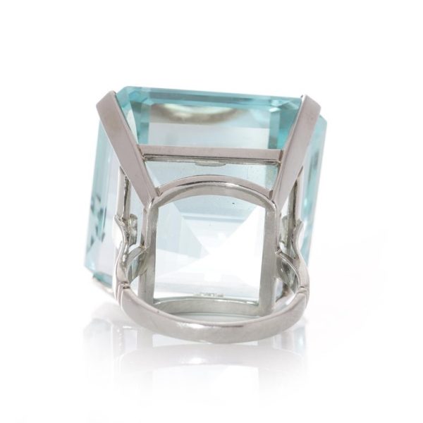 Aquamarine cocktail ring in white gold.
