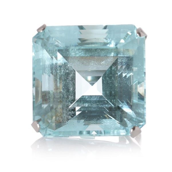 Aquamarine cocktail ring in white gold.