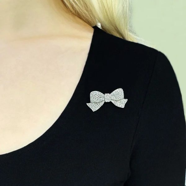 Art Deco 2.91ct Old Cut Diamond Bow Brooch in Platinum, finely pave set with 2.91 carats of old style eight-cut diamonds, with a white gold pin and roller catch. Circa 1925