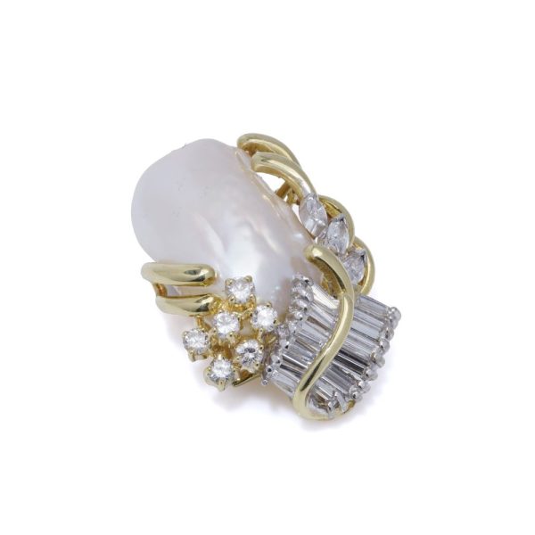 Pearl and diamond brooch/pendant in gold.