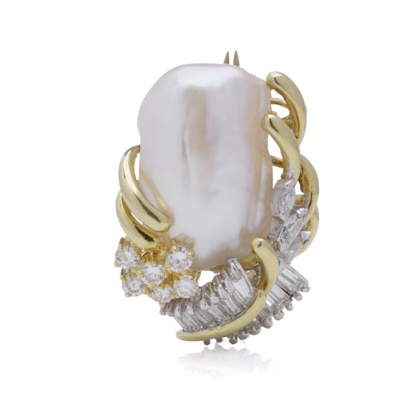 Pearl and diamond brooch/pendant in gold.