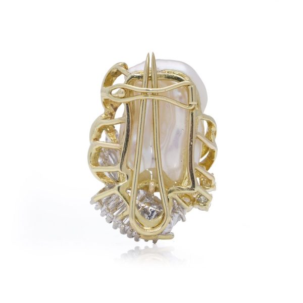 Pearl and diamond brooch/pendant in gold.