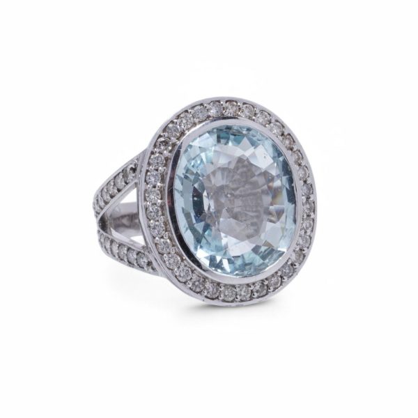 Aquamarine and diamond ring in white gold.