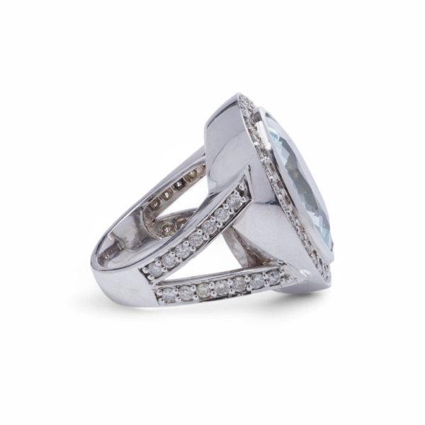 Aquamarine and diamond ring in white gold.