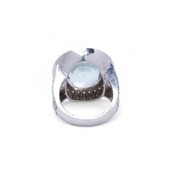 Aquamarine and diamond ring in white gold.
