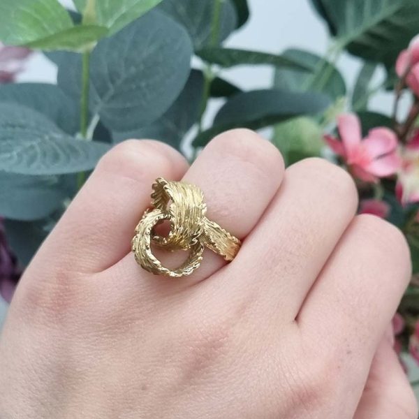 Vintage 1960s Textured Gold Feather Ribbon Knot Ring, fun and unique 18ct buttery yellow gold ring with naturalistic ribbon design in a figure of 8 knot design with feathered detailing