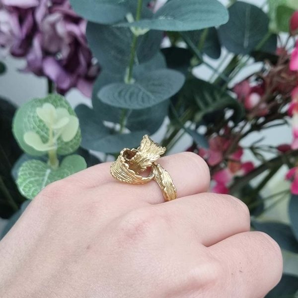 Vintage 1960s Textured Gold Feather Ribbon Knot Ring, fun and unique 18ct buttery yellow gold ring with naturalistic ribbon design in a figure of 8 knot design with feathered detailing