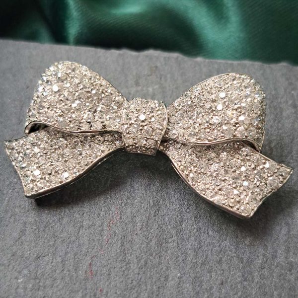 Art Deco 2.91ct Old Cut Diamond Bow Brooch in Platinum, finely pave set with 2.91 carats of old style eight-cut diamonds, with a white gold pin and roller catch. Circa 1925
