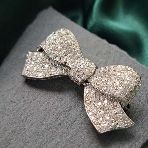 Art Deco 2.91ct Old Cut Diamond Bow Brooch in Platinum, finely pave set with 2.91 carats of old style eight-cut diamonds, with a white gold pin and roller catch. Circa 1925