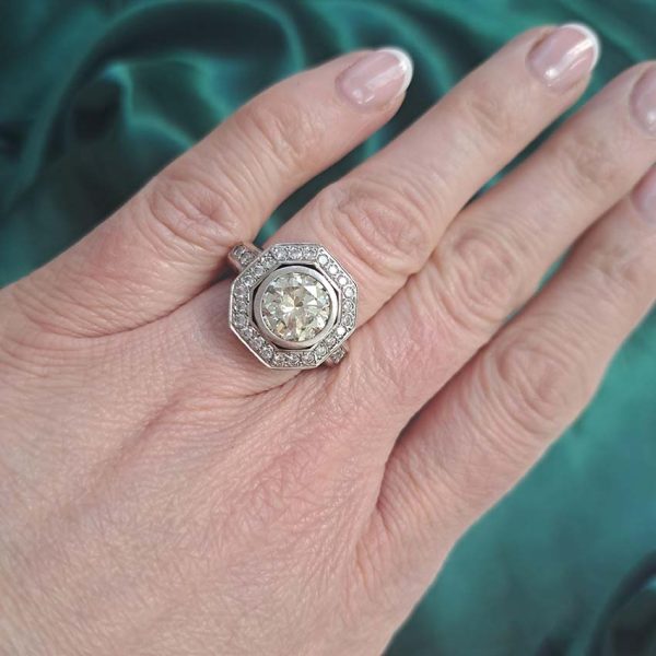 Vintage 2.70ct Diamond Octagonal Cluster Ring in 18ct White Gold, over 3 carat total, 2.7ct round brilliant-cut diamond in octagonal diamond border with diamond shoulders. 3.34 carat total