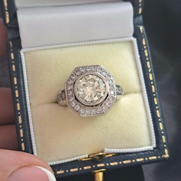 Vintage 2.70ct Diamond Octagonal Cluster Ring in 18ct White Gold, over 3 carat total, 2.7ct round brilliant-cut diamond in octagonal diamond border with diamond shoulders. 3.34 carat total