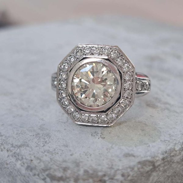 Vintage 2.70ct Diamond Octagonal Cluster Ring in 18ct White Gold, over 3 carat total, 2.7ct round brilliant-cut diamond in octagonal diamond border with diamond shoulders. 3.34 carat total