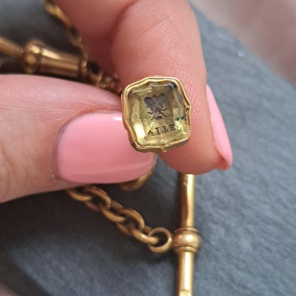 Antique 18ct Yellow Gold Albert Chain Necklace with T Bar, oval links chain with double lobster clasps with jump ring, T/Bar and seal pendant drops