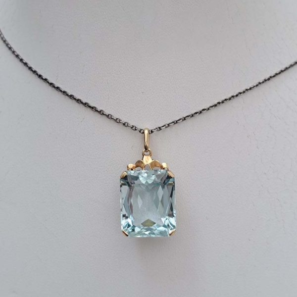 15ct Aquamarine Solitaire Pendant in Yellow Gold