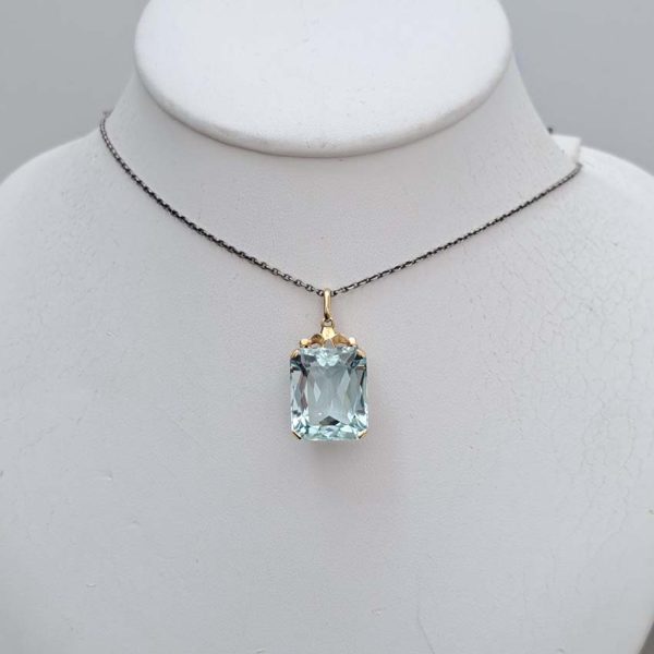 15ct Aquamarine Solitaire Pendant in Yellow Gold