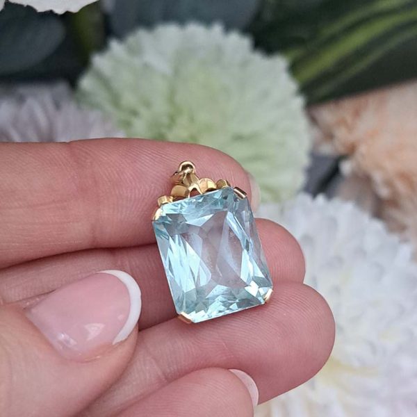 15ct Aquamarine Solitaire Pendant in Yellow Gold, single stone emerald-shaped mixed-cut aquamarine claw set and mounted in 14ct yellow gold