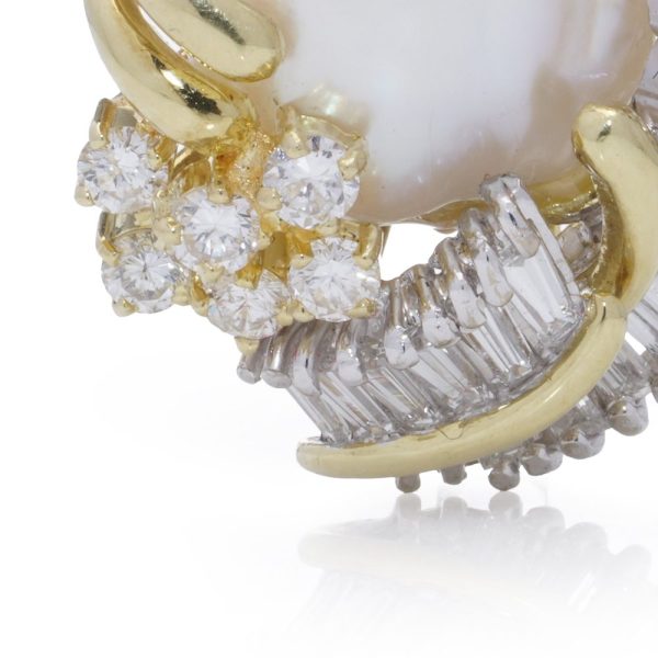 Pearl and diamond brooch/pendant in gold.