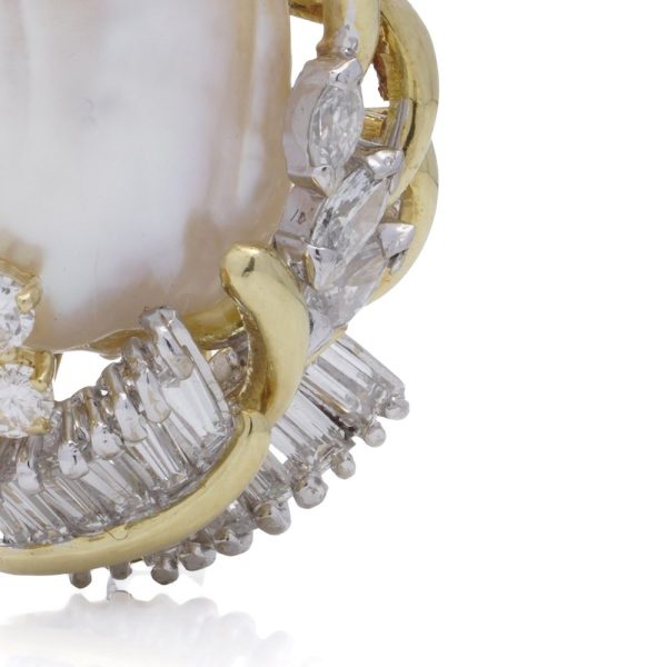 Pearl and diamond brooch/pendant in gold.