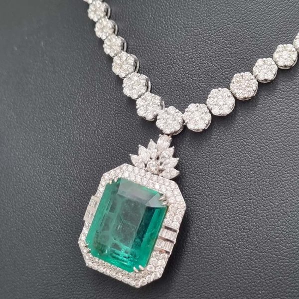 Fine 10ct Emerald and 21.50ct Diamond Cluster Pendant Necklace, emerald-cut emerald in decorative diamond surround suspended from graduated diamond floral flower cluster necklace
