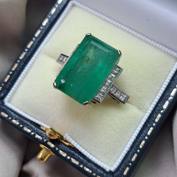 10cts Emerald Solitaire Ring with Square Princess Cut Diamond Shoulders