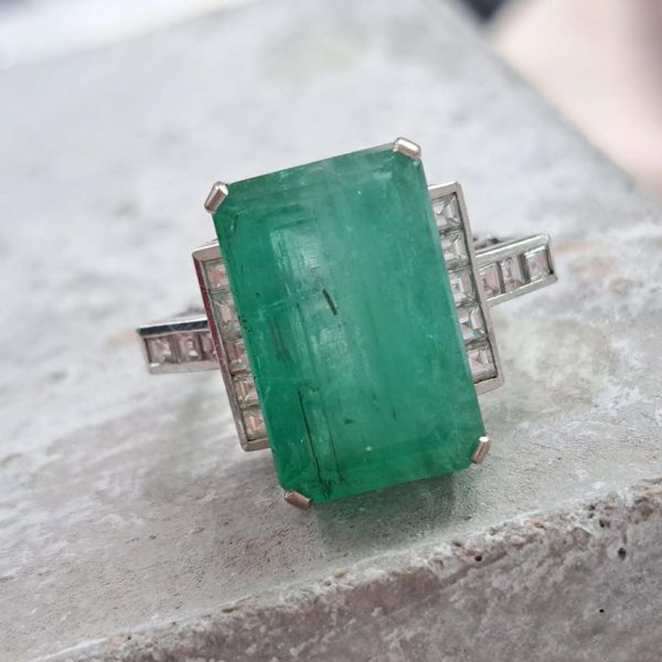 10cts Emerald Solitaire Ring with Square Princess Cut Diamond Shoulders