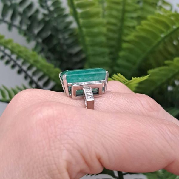 10cts Emerald Solitaire Ring with Square Princess Cut Diamond Shoulders