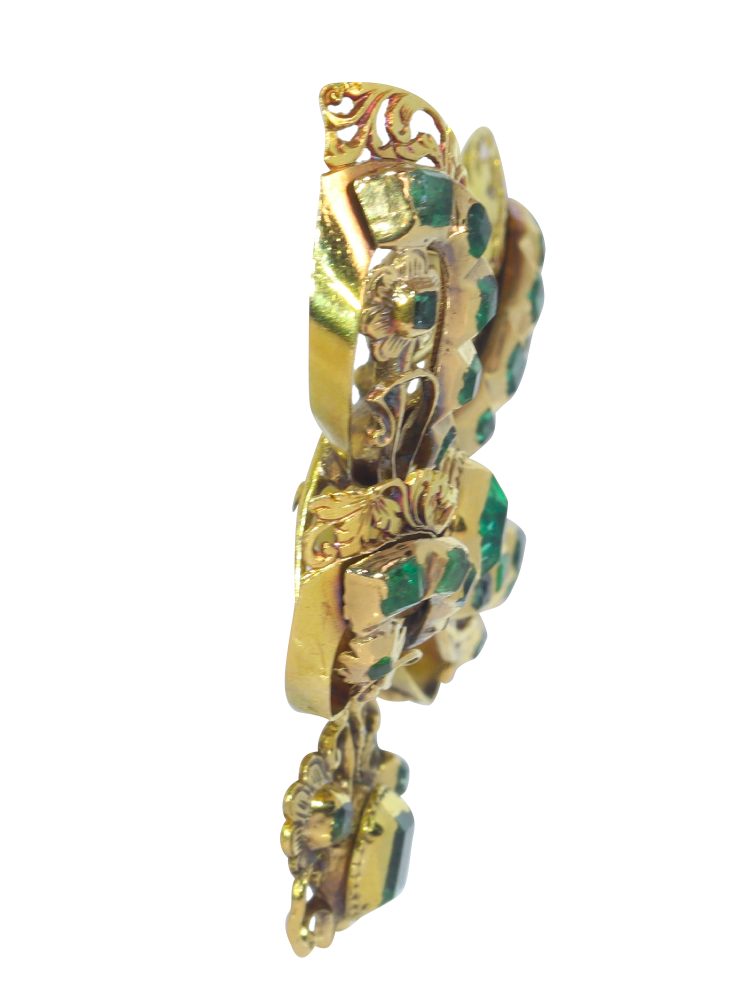 Baroque emerald bow pendant in gold.