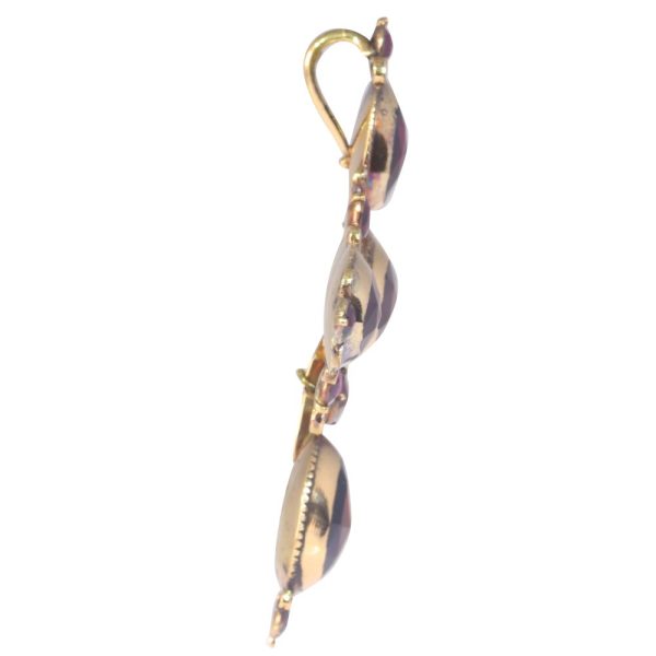 Antique garnet cross pendant in gold.