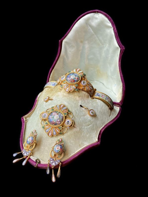 Victorian gold Parure consisting of a bracelet, brooch, and earrings.