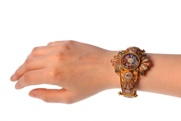 Victorian gold Parure consisting of a bracelet, brooch, and earrings.