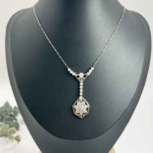 Antique diamond pendant necklace in platinum.