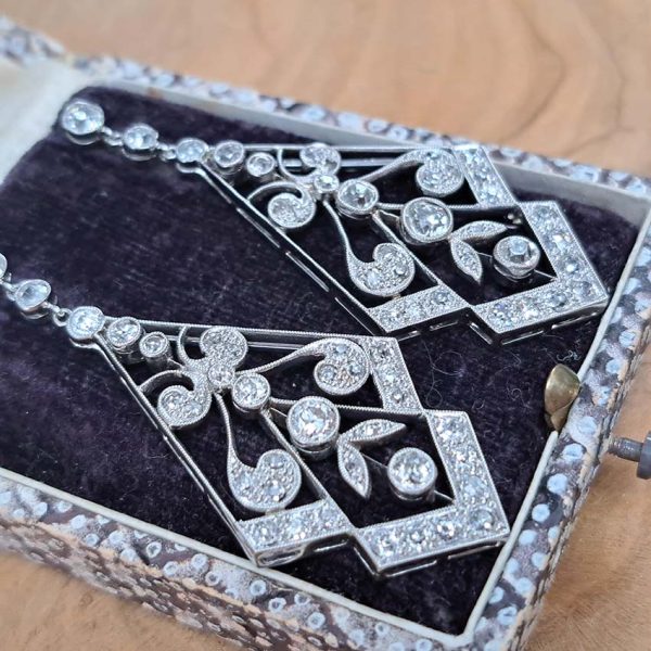Decorative Late Edwardian Belle Epoque Art Deco Antique 2.2ct Old Cut Diamond Drop Earrings in Platinum, geometric openwork floral scrollwork design