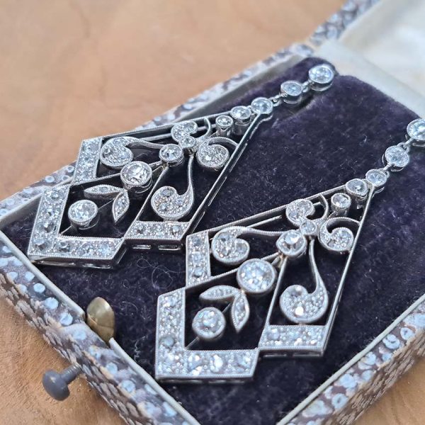 Decorative Late Edwardian Belle Epoque Art Deco Antique 2.2ct Old Cut Diamond Drop Earrings in Platinum, geometric openwork floral scrollwork design