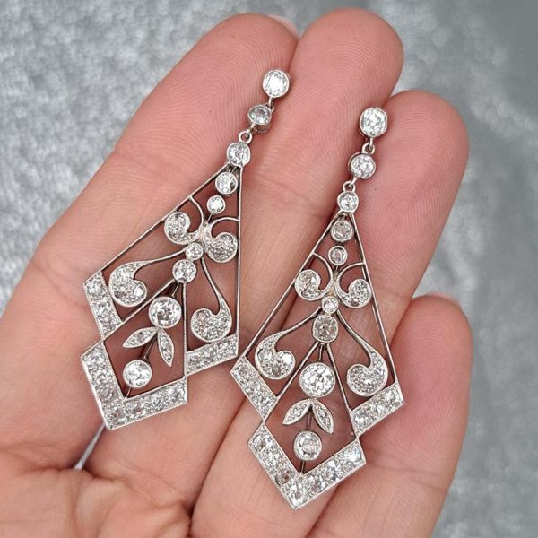 Decorative Late Edwardian Belle Epoque Art Deco Antique 2.2ct Old Cut Diamond Drop Earrings in Platinum, geometric openwork floral scrollwork design