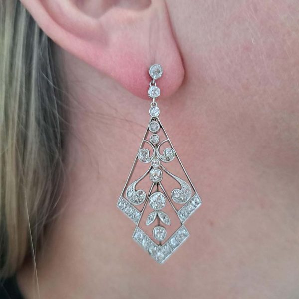 Decorative Late Edwardian Belle Epoque Art Deco Antique 2.2ct Old Cut Diamond Drop Earrings in Platinum, geometric openwork floral scrollwork design