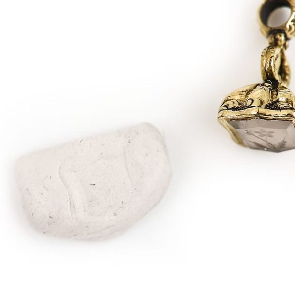 Mini Victorian 9ct gold fob seal with chalcedony shield base engraved with forget-me-not flower and lyre motif detailing, circa 1880