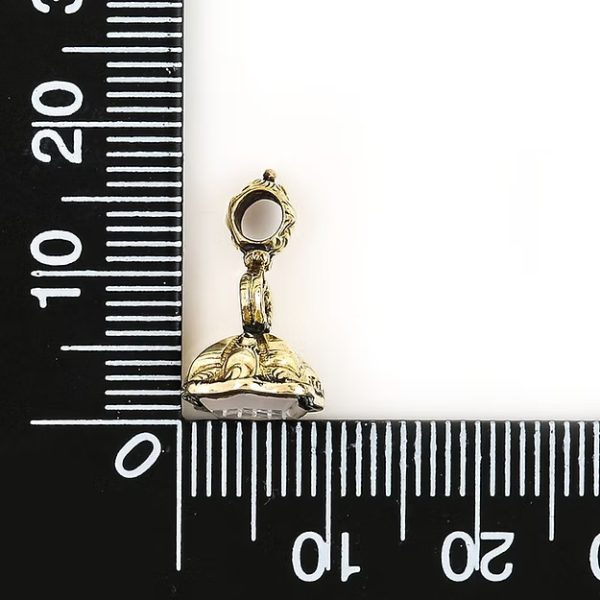 Mini Victorian 9ct gold fob seal with chalcedony shield base engraved with forget-me-not flower and lyre motif detailing, circa 1880