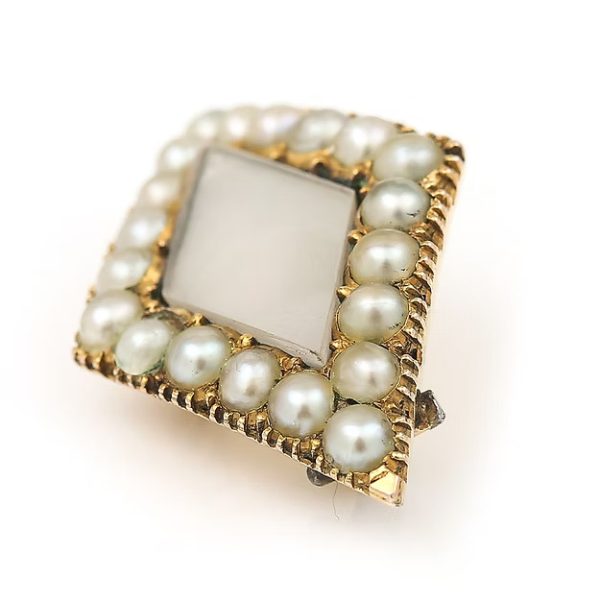 Antique Victorian 18ct gold rhomboid mourning brooch with original split pearls and a carved central pearl panel, circa 1880.