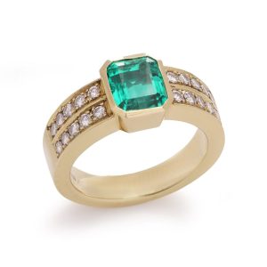 Vintage emerald and diamond ring in gold.